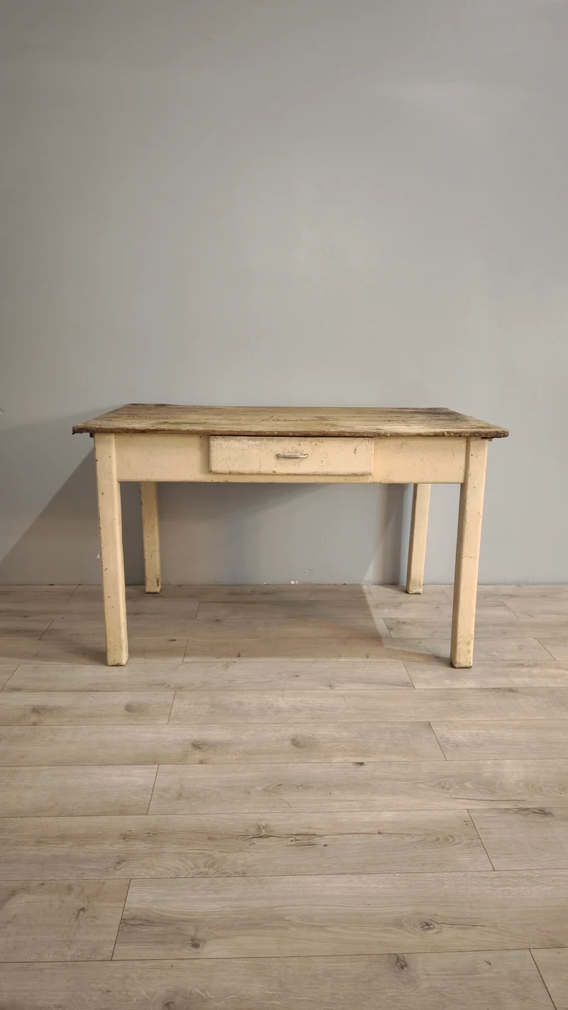 82928 Tavolo con base color panna e piano in legno grezzo
