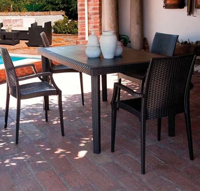 Set Tavolo e poltrone "Phoenix" struttura in polipropilene effetto rattan per bar e strutture