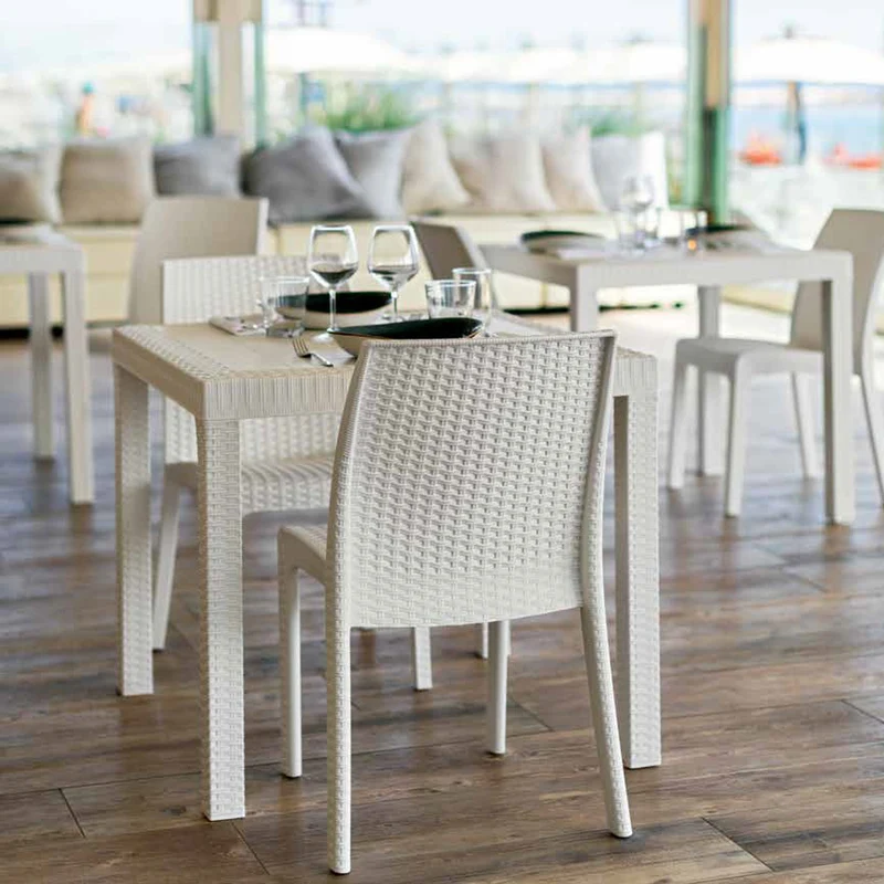 Set Tavolo e poltrone "Phoenix" struttura in polipropilene effetto rattan per bar e strutture