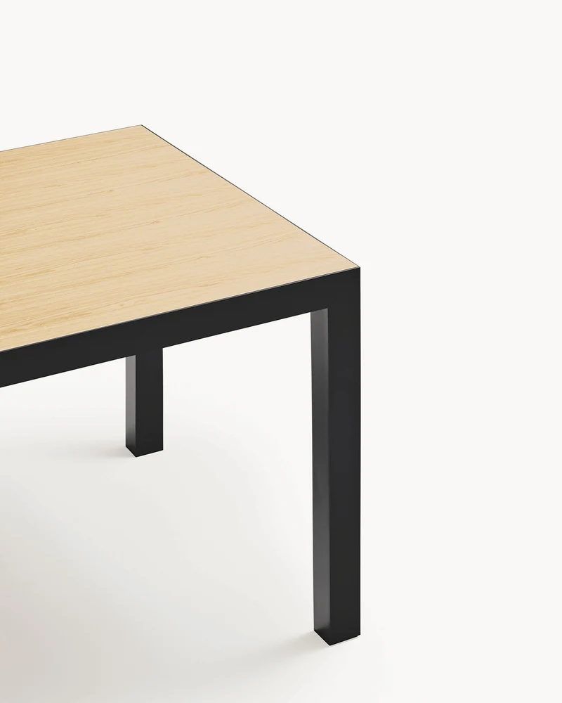 Tavolo da pranzo in metallo con piano in legno Alma