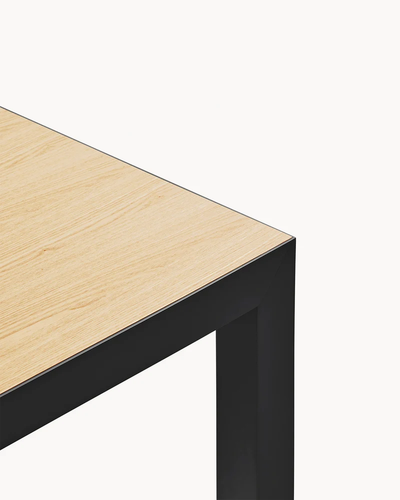 Tavolo da pranzo in metallo con piano in legno Alma