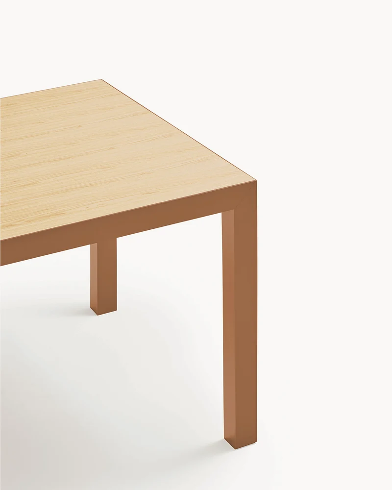 Tavolo da pranzo in metallo con piano in legno Alma