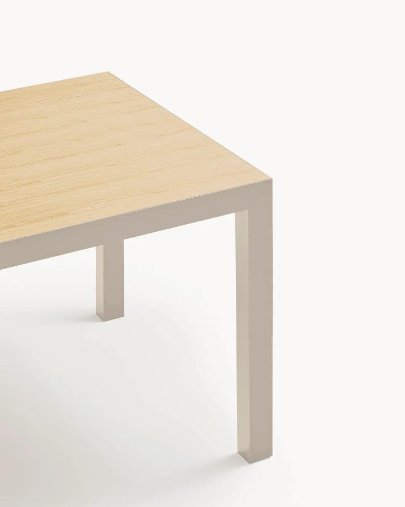 Tavolo da pranzo in metallo con piano in legno Alma