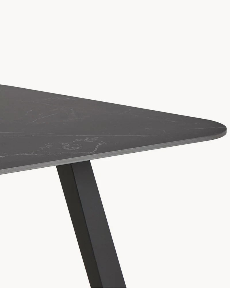 Tavolo da pranzo con piano in ceramica effetto venato