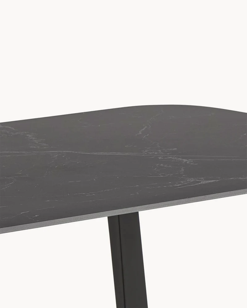Tavolo da pranzo con piano in ceramica effetto venato
