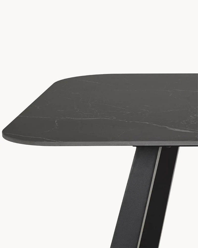 Tavolo da pranzo con piano in ceramica effetto venato