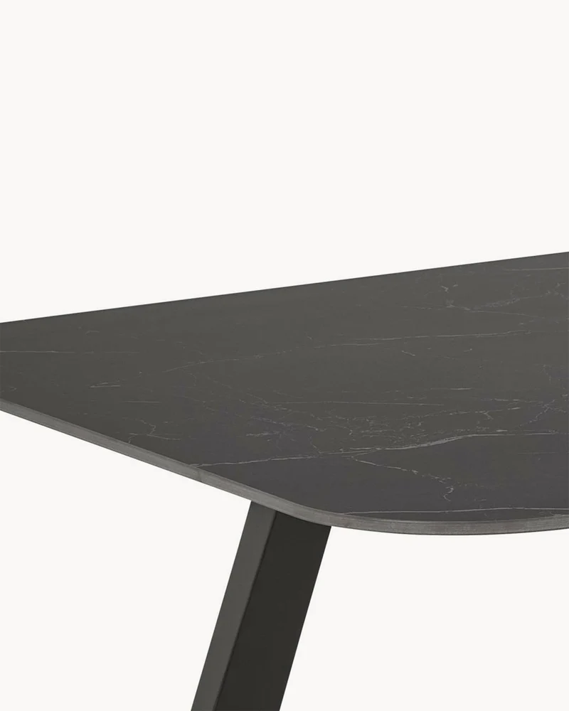 Tavolo da pranzo con piano in ceramica effetto venato
