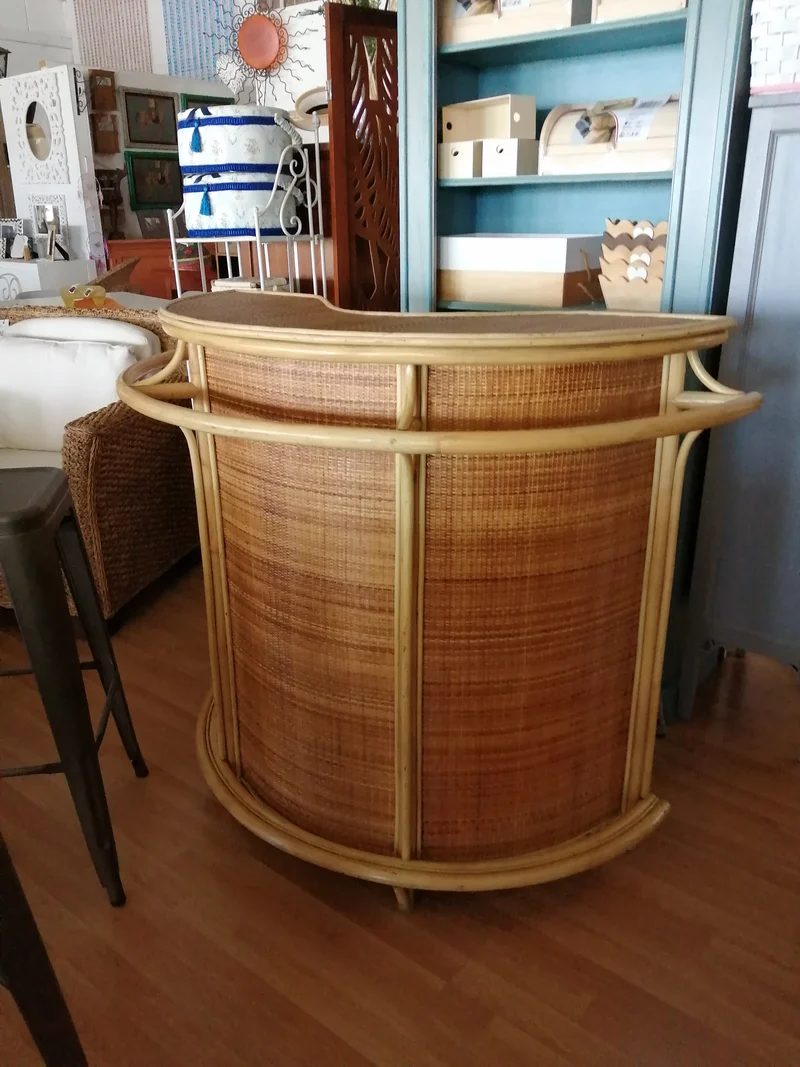Bancone Bar in Rattan con struttura in legno