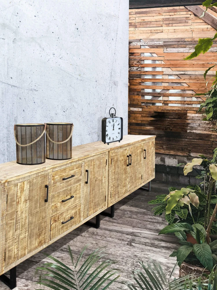 Mobile "Benson" con 3 ante con gambe in metallo nero 135 x 45 x 83 cm