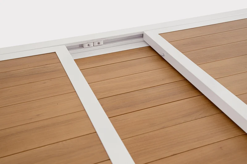 Tavolo "Hilija" struttura in alluminio verniciato a polvere piano effetto legno per arredo casa