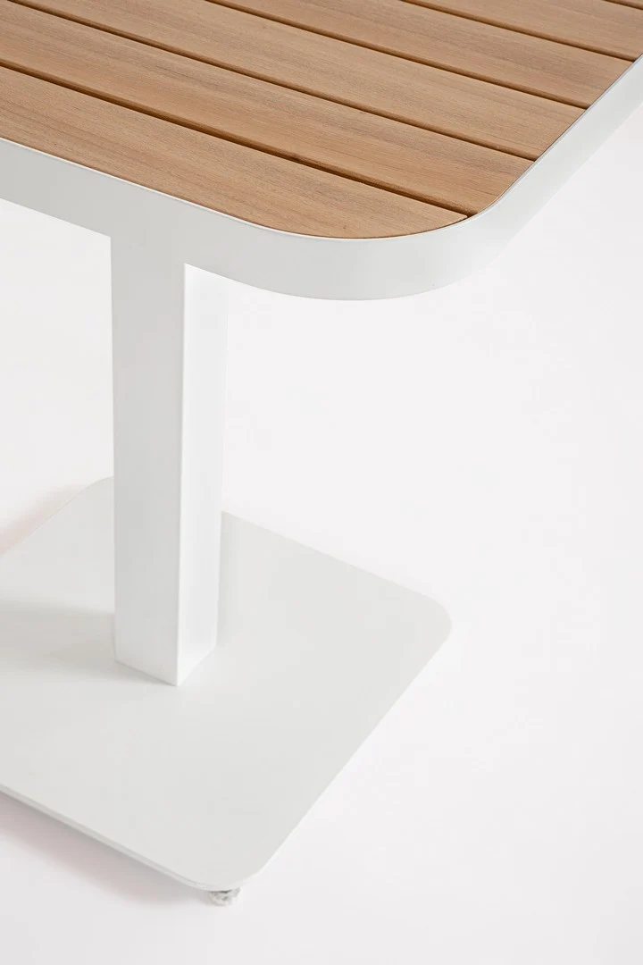 Tavolo "Belmar" struttura in alluminio verniciato a polvere piano effetto legno per arredo casa
