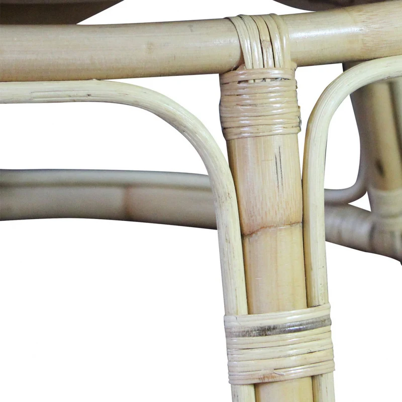 Poltrona Piña Colada in fibra naturale con cuscini beige, design esotico.