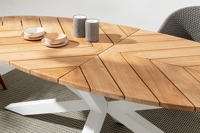 Tavolo ovale "Palmdale" con piano in legno teak, gambe in alluminio Bianco per esterno