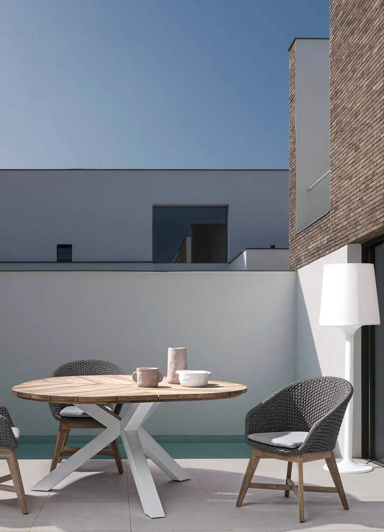 Tavolo ovale "Palmdale" con piano in legno teak, gambe in alluminio Bianco per esterno