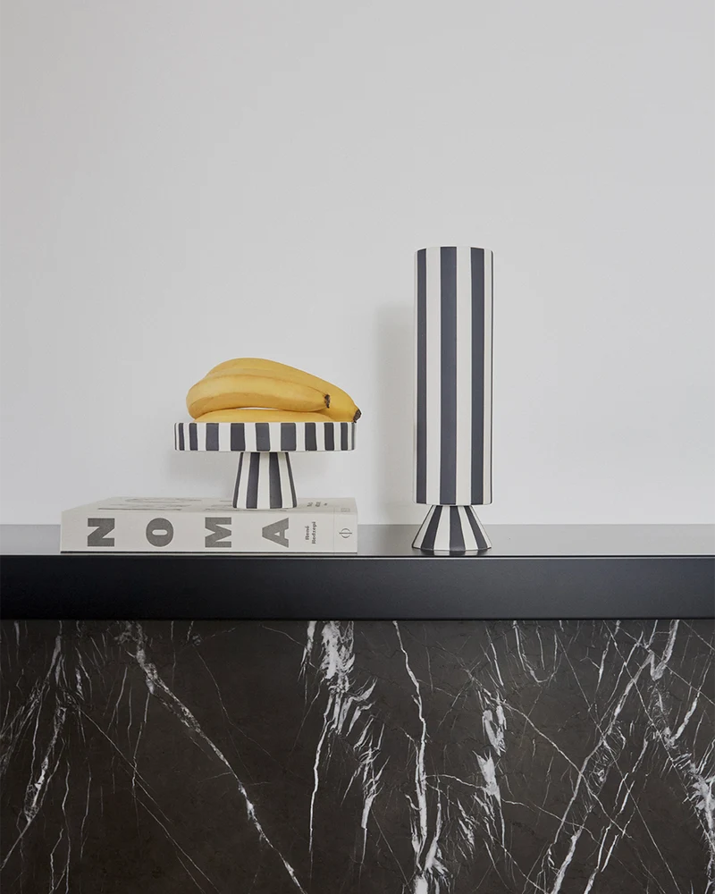 Alzatina piccola in ceramica con strisce nere Toppu