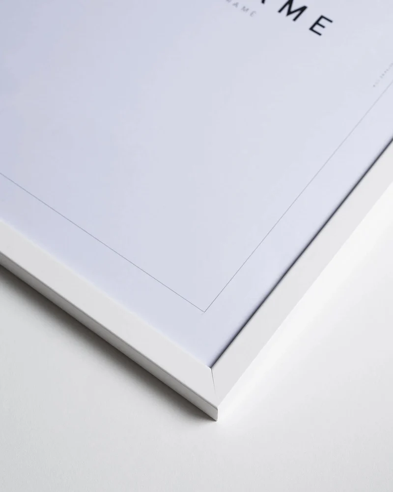 Cornice fatta a mano in legno bianco