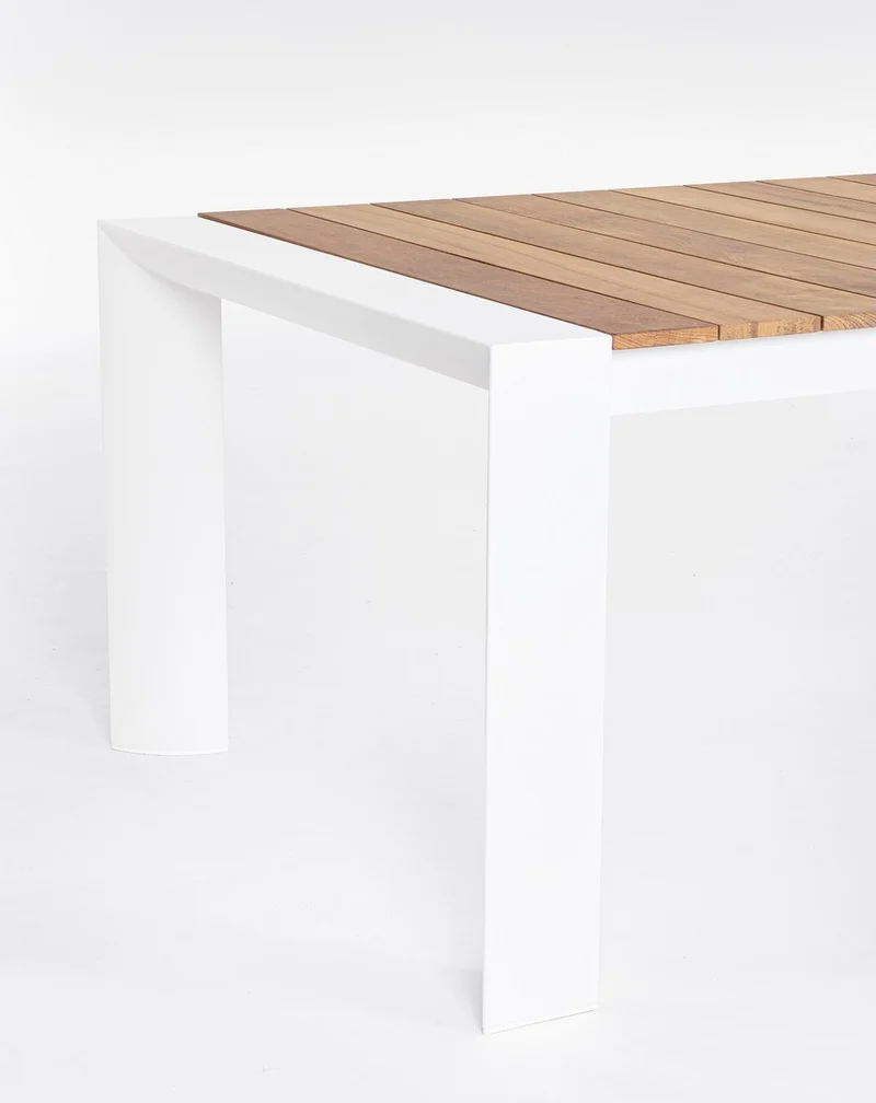 Tavolo allungabile "Cameron" con struttura in alluminio Bianco piano in teak da esterno