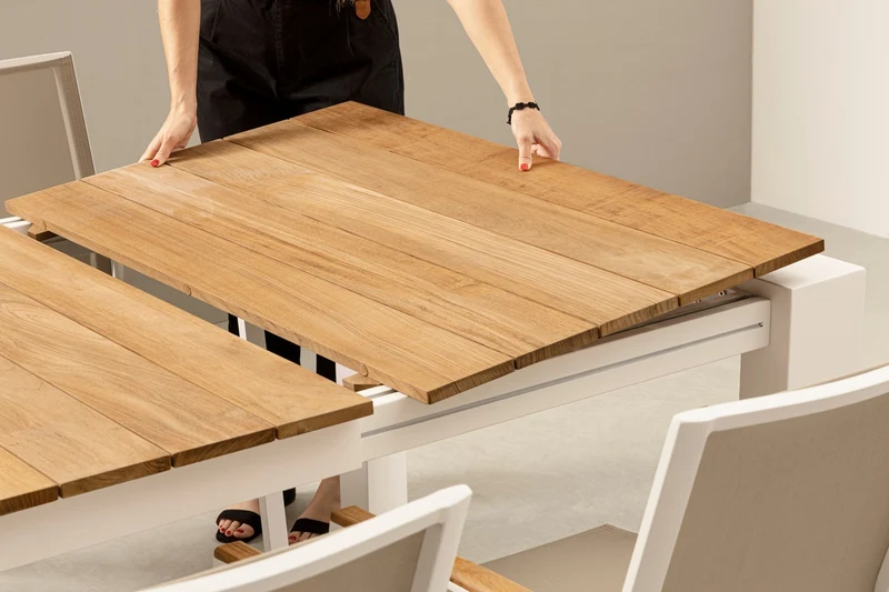 Tavolo allungabile "Cameron" con struttura in alluminio Bianco piano in teak da esterno