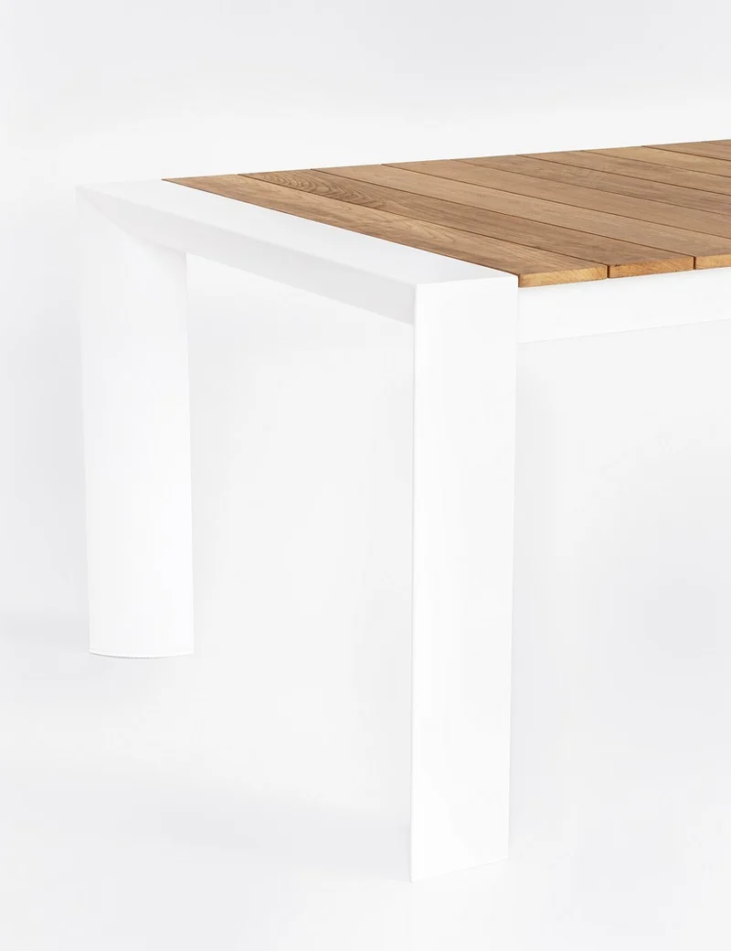 Tavolo allungabile "Cameron" con struttura in alluminio Bianco piano in teak da esterno