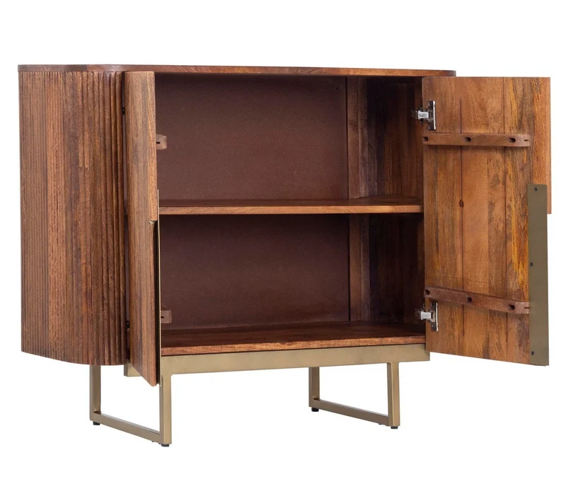 Credenza "Vilas" con struttura in legno di mango, schienali in mdf, gambe e maniglie in acciaio