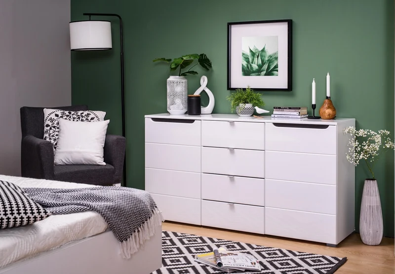 Credenza "Zurich", con 2 ante e 4 cassetti, color bianco opaco, con struttura in truciolare rivestito, mobile in kit