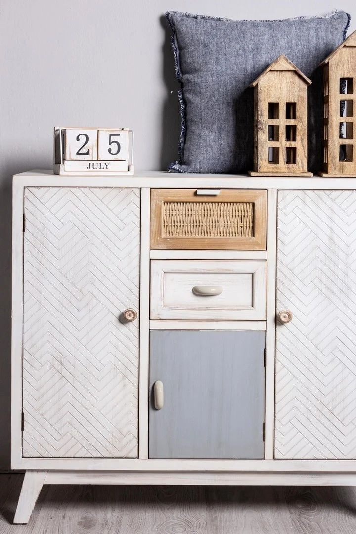 Credenza "Clotilde" con struttura in legno di abete, schienale in mdf, stile rustico