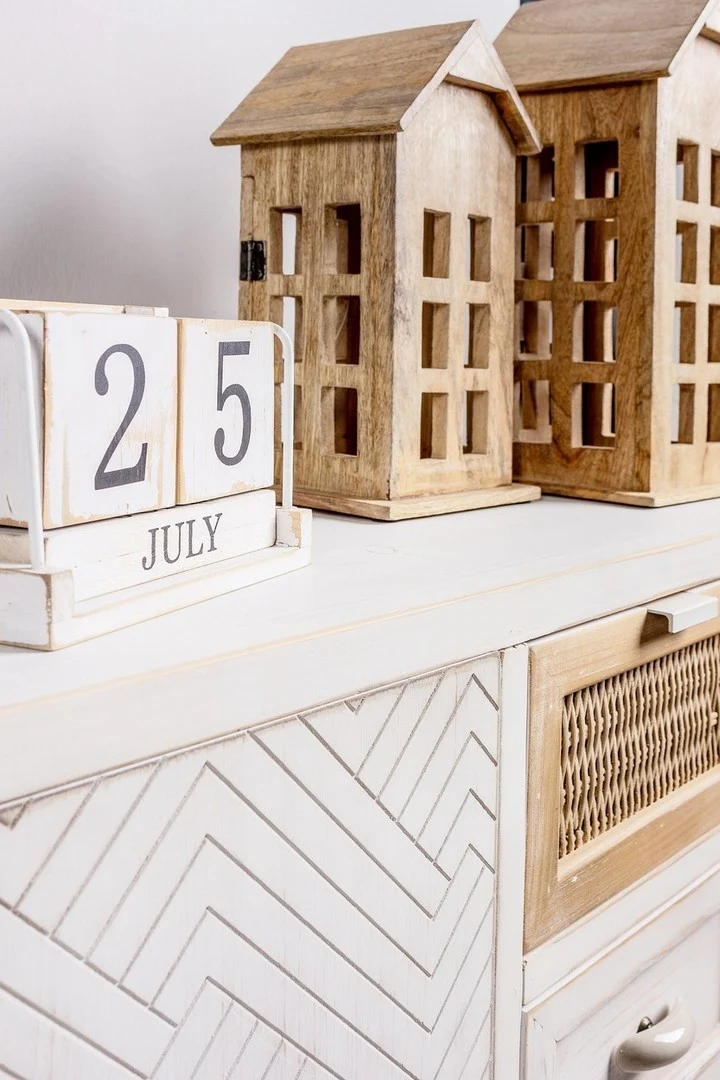 Credenza "Clotilde" con struttura in legno di abete, schienale in mdf, stile rustico