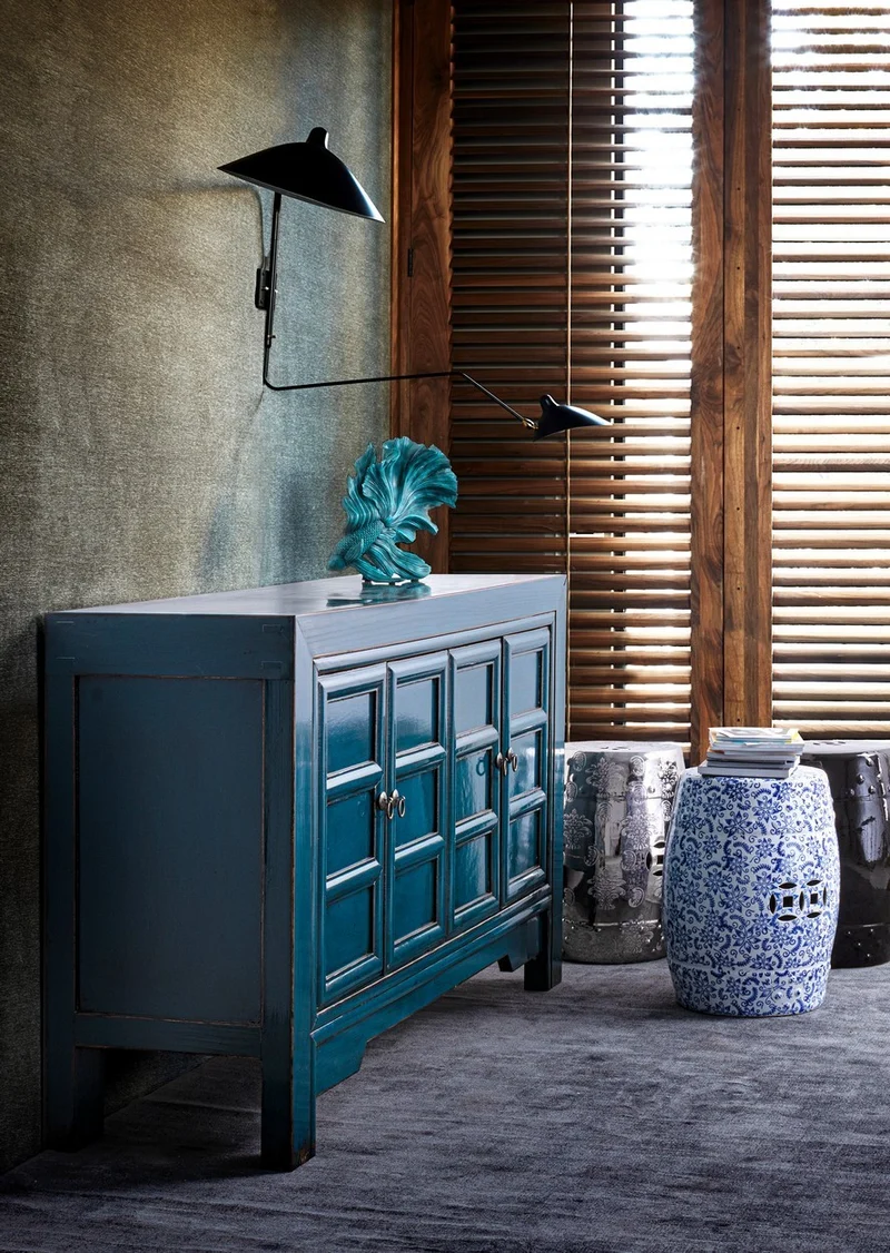 Credenza "Jinan", struttura in legno di olmo riciclato, con finitura lucida, maniglie in rame