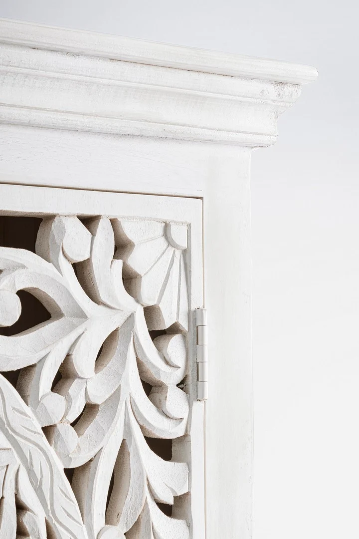 Credenza "Alinta" bianca, struttura in legno di mango, con ante intarsiate a mano, stile fusion