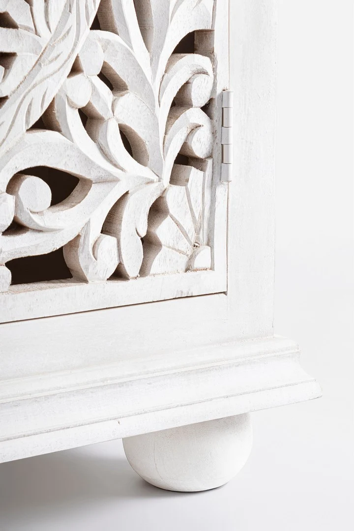 Credenza "Alinta" bianca, struttura in legno di mango, con ante intarsiate a mano, stile fusion