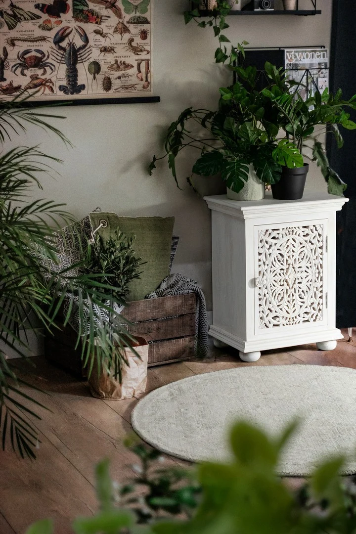 Credenza "Alinta" bianca, struttura in legno di mango, con ante intarsiate a mano, stile fusion