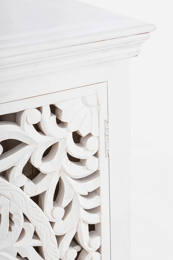 Credenza "Alinta" bianca, struttura in legno di mango, con ante intarsiate a mano, stile fusion