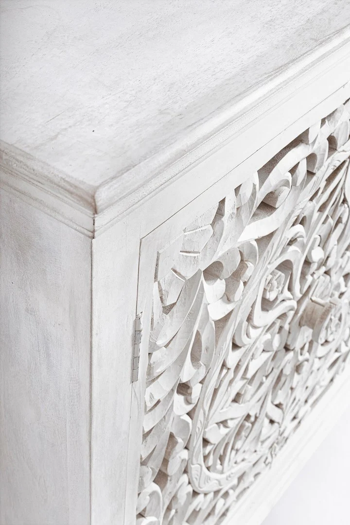 Credenza "Alinta" bianca, struttura in legno di mango, con ante intarsiate a mano, stile fusion