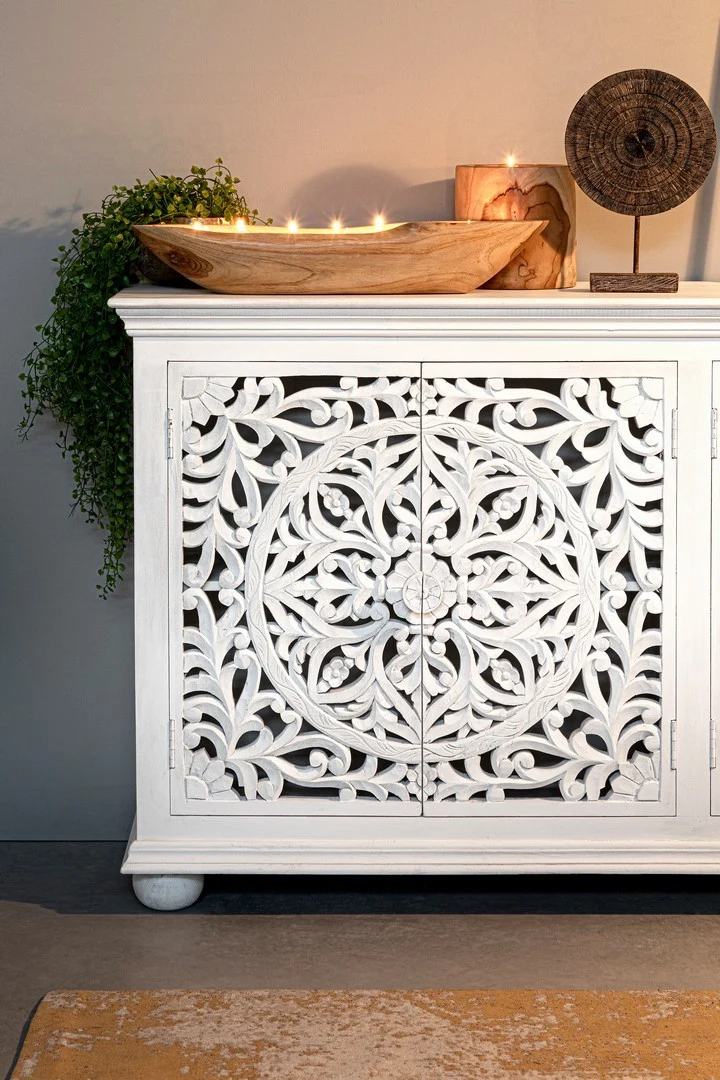 Credenza "Alinta" bianca, struttura in legno di mango, con ante intarsiate a mano, stile fusion
