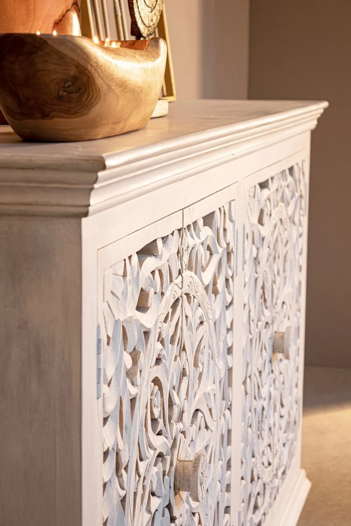 Credenza "Alinta" bianca, struttura in legno di mango, con ante intarsiate a mano, stile fusion