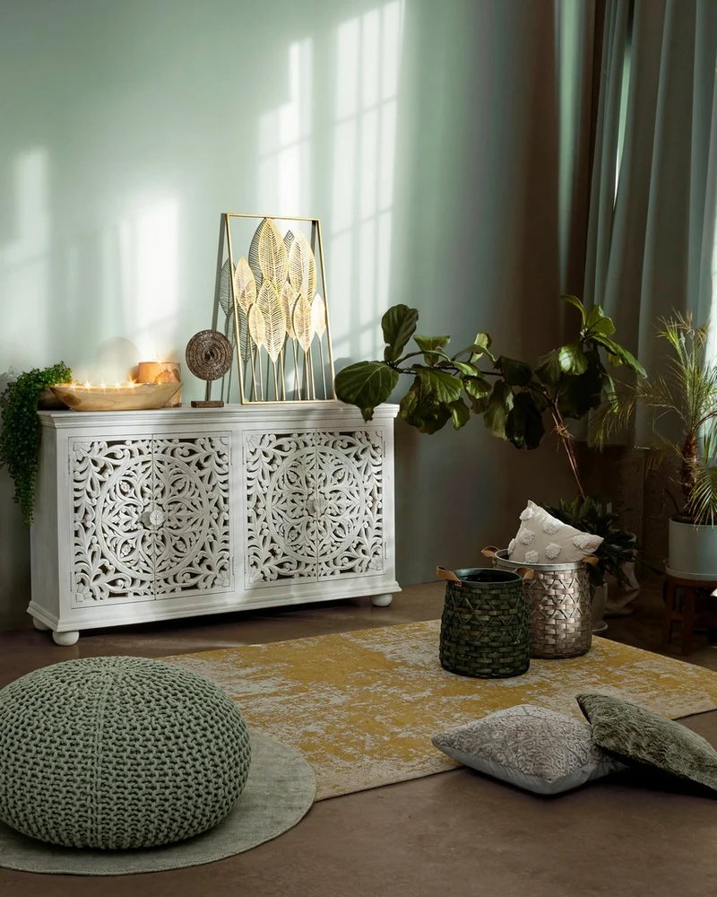 Credenza "Alinta" bianca, struttura in legno di mango, con ante intarsiate a mano, stile fusion