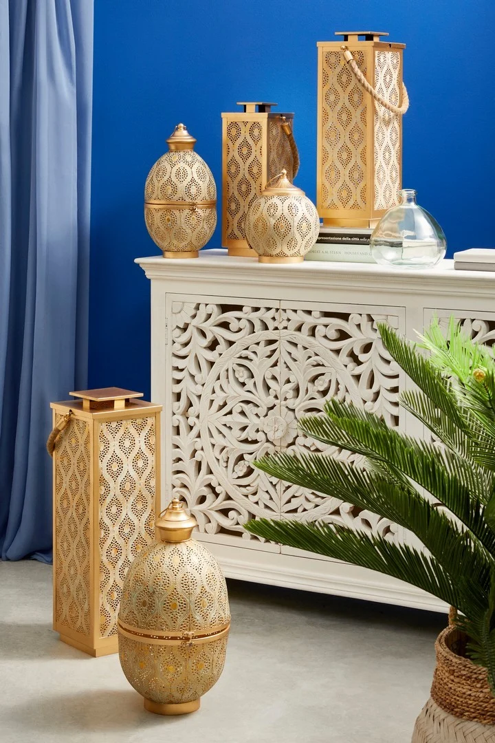 Credenza "Alinta" bianca, struttura in legno di mango, con ante intarsiate a mano, stile fusion