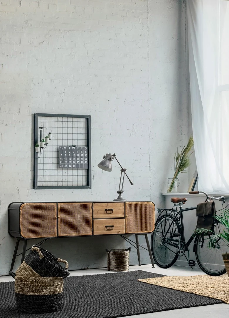 Credenza "Elton" con struttura in acciaio, cassetti in legno di abete, stile vintage