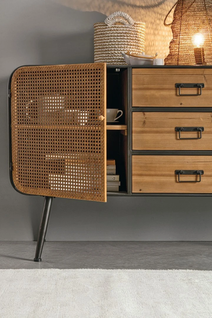 Credenza "Elton" con struttura in acciaio, cassetti in legno di abete, stile vintage