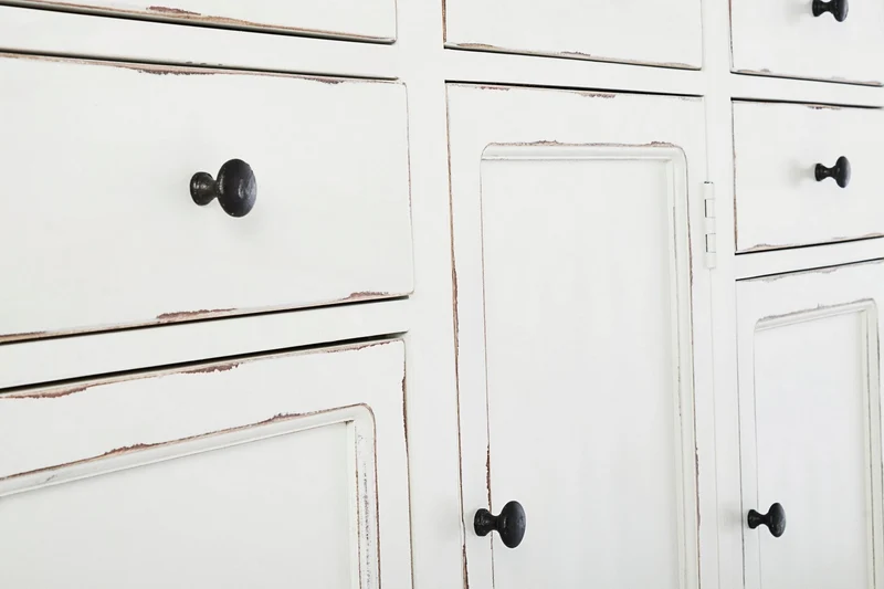 Credenza "Jefferson" con struttura in legno di mango, finitura anticata, stile classico