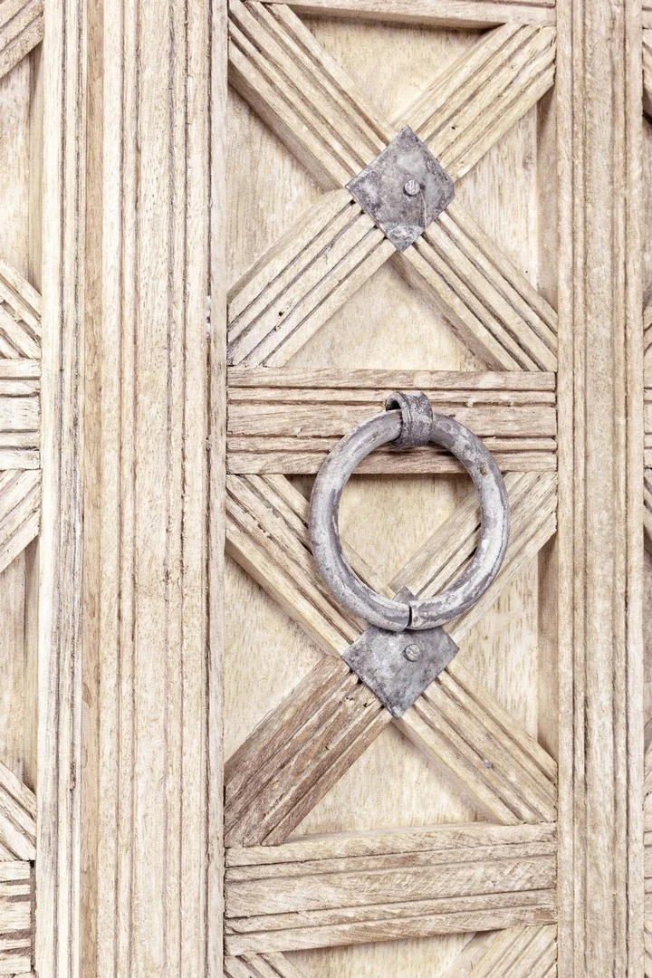 Credenza "Engrave" con struttura in legno di mango, decorazioni intarsiate, stile naturale