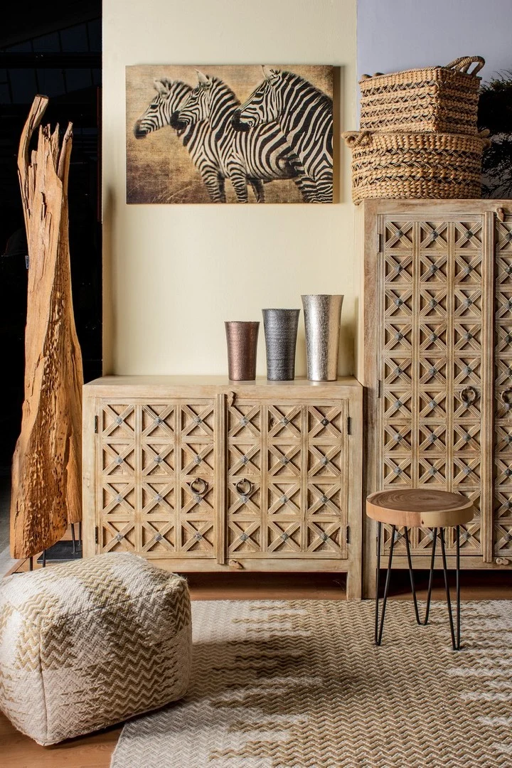 Credenza "Engrave" con struttura in legno di mango, decorazioni intarsiate, stile naturale