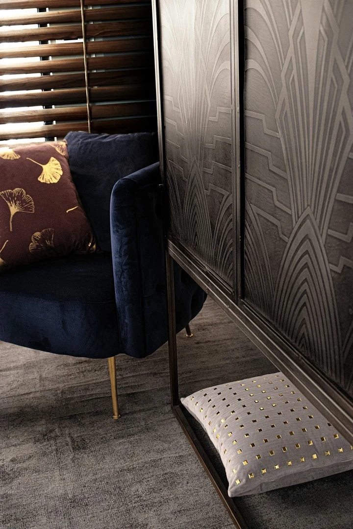 Credenza "Lanford" con struttura in acciaio, ante scolpite a mano, stile atmosfera