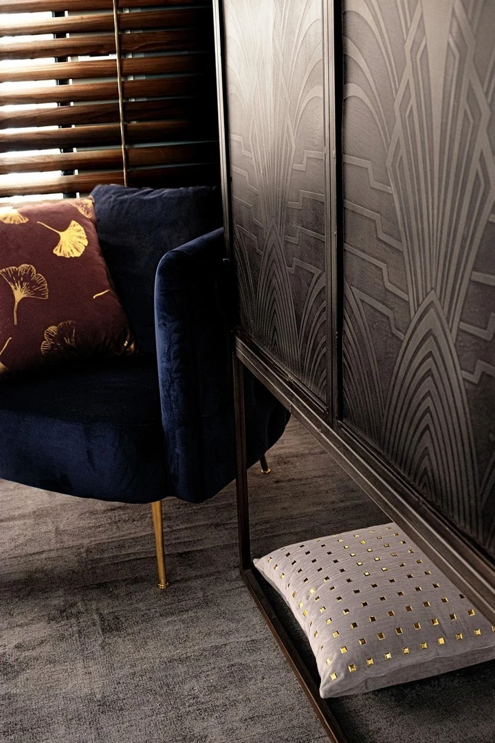 Credenza "Lanford" con struttura in acciaio, ante scolpite a mano, stile atmosfera