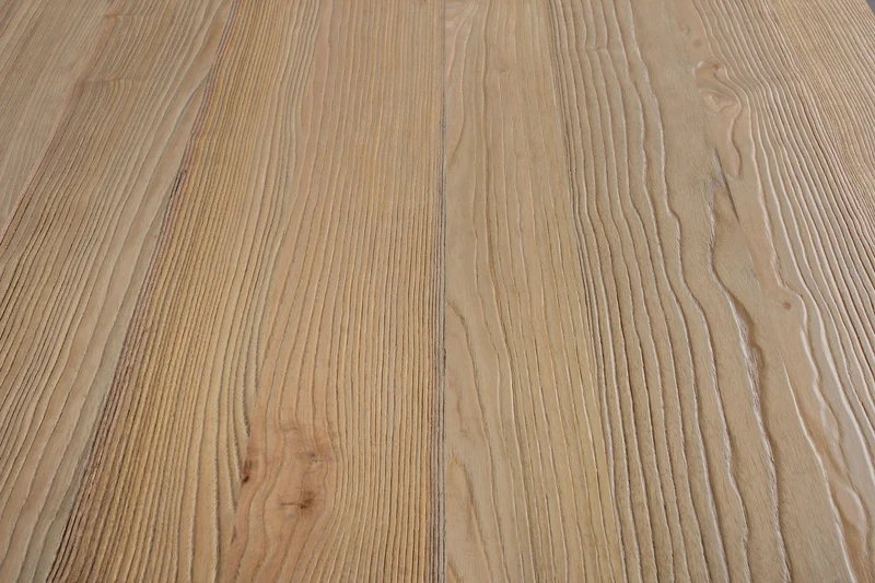 Tavolo Minnesota con gambe in acciaio laminato, piano in legno di olmo