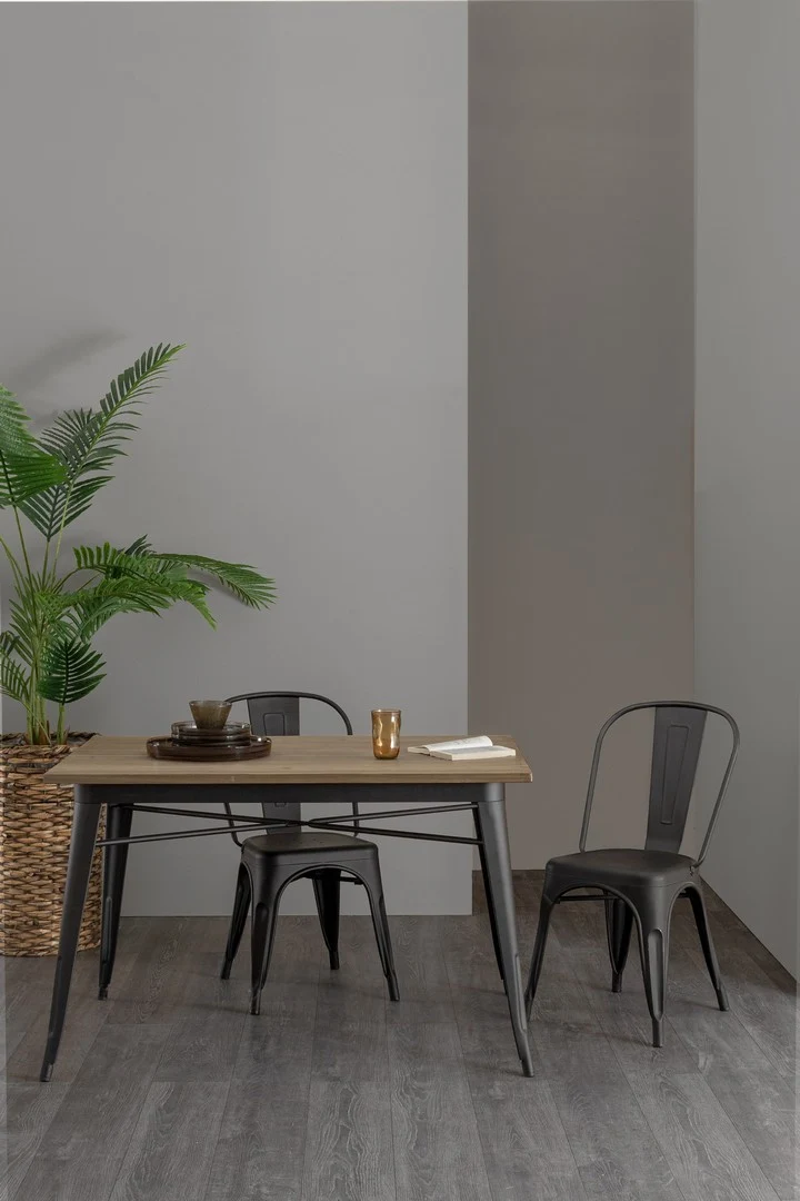 Tavolo Minnesota con gambe in acciaio laminato, piano in legno di olmo