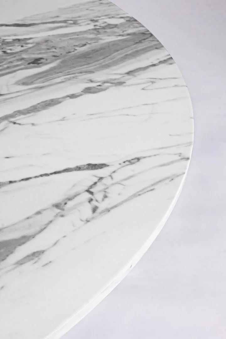 Tavolo John Marble tondo con gambe in acciaio, struttura cromata, piano in legno ricoperto con carta effetto marmo