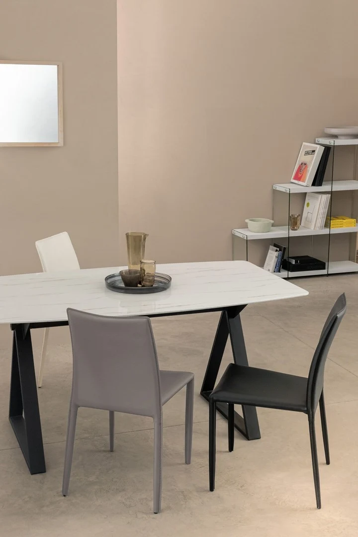 Tavolo Paloma con gambe in acciaio verniciato, top in vetro temperato 160 x 90 cm