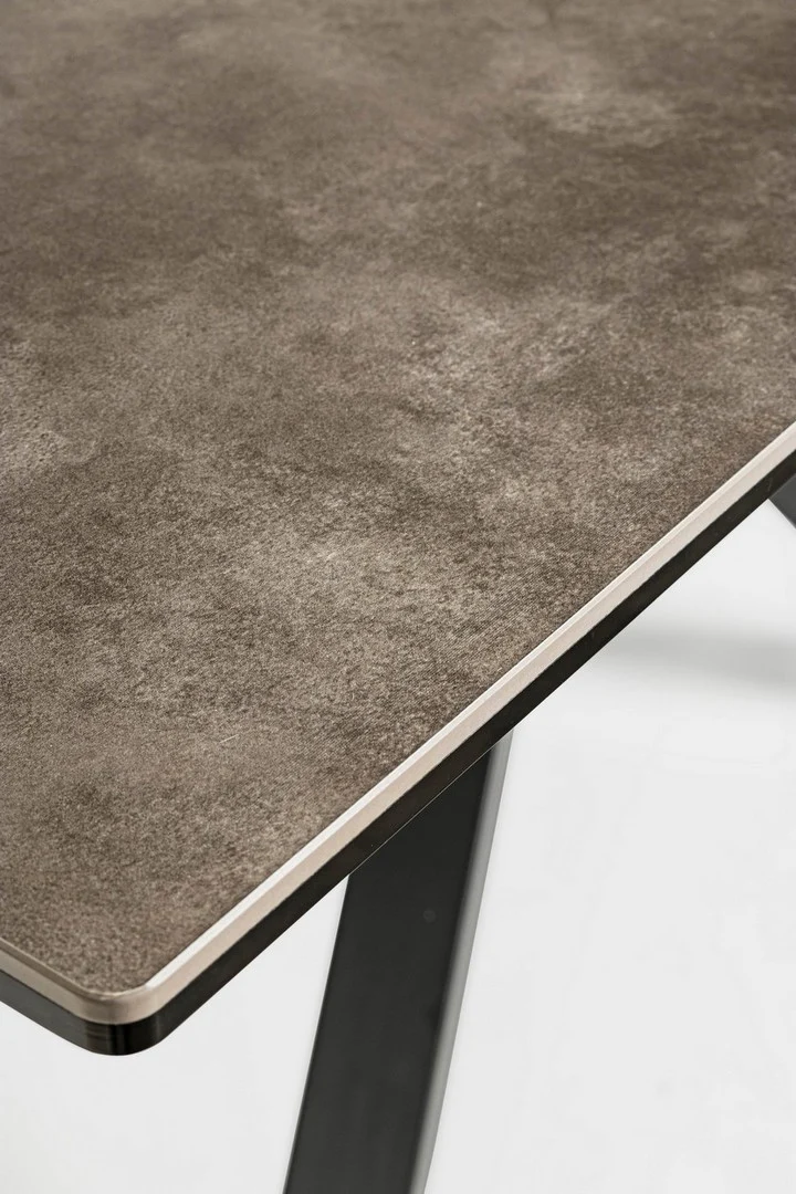 Tavolo Messier struttura in acciaio verniciato, piano in ceramica con supporto in vetro temperato