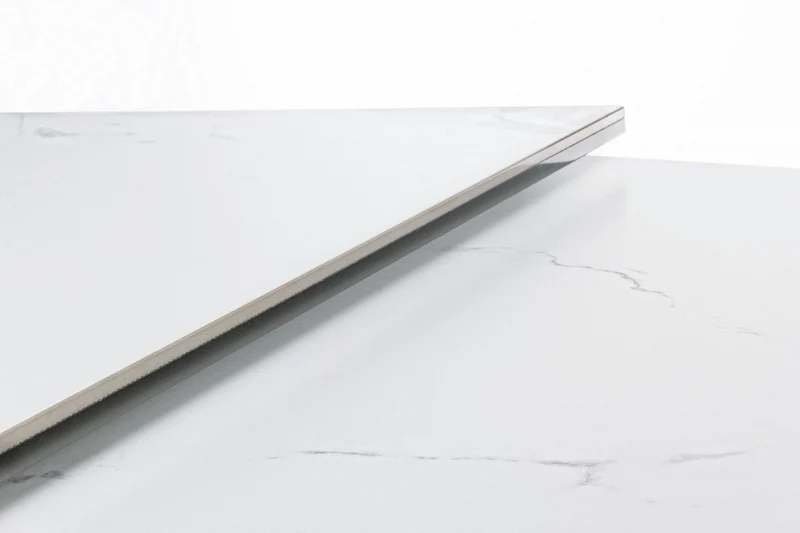 Tavolo allungabile Blazar con struttura in acciaio, piano in ceramica e supporto in vetro